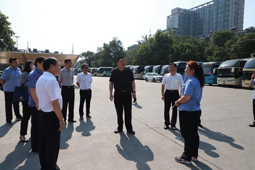 南京市交通运输局副局长吴红兵带队到长客集团慰问一线驾驶员