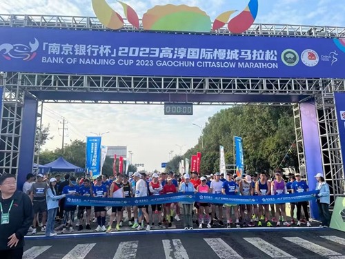 宁高润安校车公司顺利完成高淳国际慢城马拉松比赛交通管制和防冲撞接驳任务